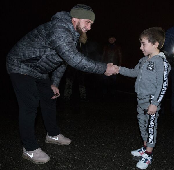Глава Чеченской Республики Рамзан Кадыров пожимает руку пятилетнему мальчику-рекордсмену Рахиму Куриеву - Sputnik Абхазия