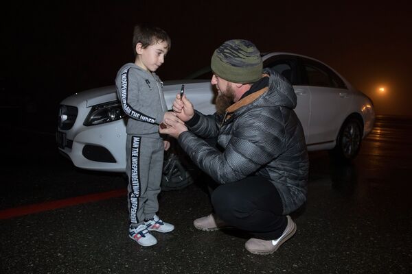 Глава Чеченской Республики Рамзан Кадыров дарит пятилетнему мальчику-рекордсмену Рахиму Куриеву автомобиль Mercedes - Sputnik Абхазия