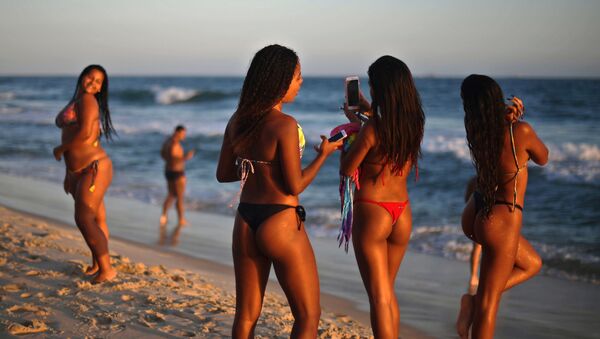 Девушки фотографируются на пляже Рио-де-Жанейро, Бразилия  - Sputnik Абхазия