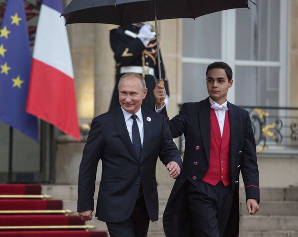 Президент РФ Владимир Путин покидает Елисейский дворец после рабочего завтрака от имени президента Франции Эммануэля Макрона в честь приглашенных глав государств и правительств - Sputnik Абхазия