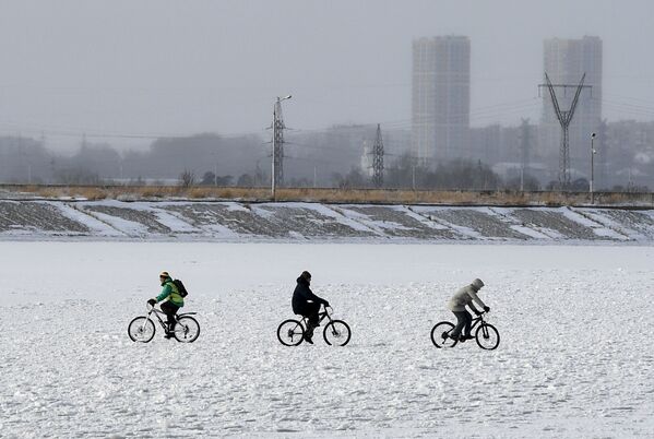 Люди гуляют на льду замерзшего водохранилища Новосибирской ГЭС - Sputnik Абхазия