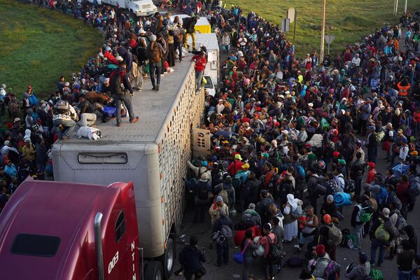 Караван из тысяч мигрантов, движущийся в Соединенные Штаты, Мексика - Sputnik Абхазия