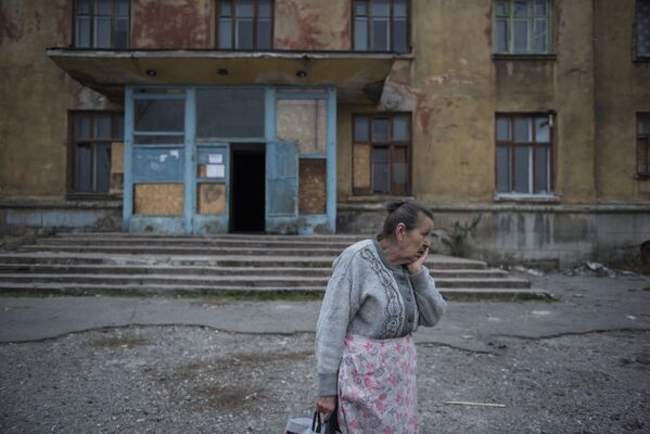 Местная жительница у общежития города Макеевка Донецкой области - Sputnik Абхазия