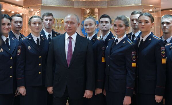 Президент РФ Владимир Путин фотографируется с курсантами во время посещения Московского университета МВД России имени В. Я. Кикотя - Sputnik Абхазия