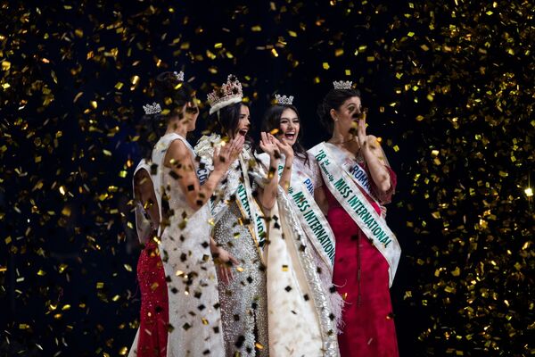 Победительница конкурса красоты Мисс Интернешнл-2018 Мария Кларет Веласко Гарсиа вместе с другими финалистками на сцене - Sputnik Абхазия