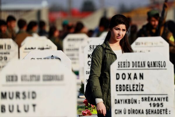 Женщина-боец из Демократических сил Сирии на кладбище во время похорон своего боевого товарища в курдском городе Камышлы - Sputnik Абхазия