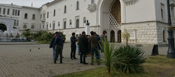 Митинг у драмтеатра. День второй Митинг у драмтеатра. День второй - Sputnik Абхазия
