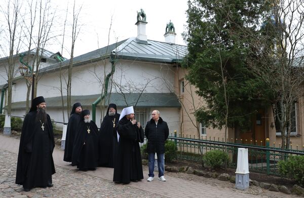 Обнародованы кадры посещения Путиным Псково-Печерского монастыря Обнародованы кадры посещения Путиным Псково-Печерского монастыря - Sputnik Абхазия