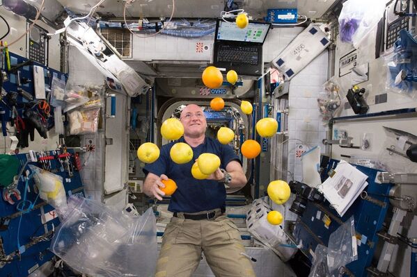 Астронавт Скотт Келли во время жонглирования лимонами и апельсинами - Sputnik Абхазия