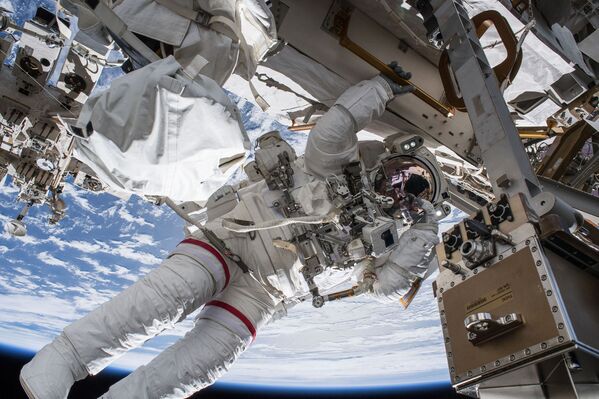 Выход астронавта НАСА Эндрю Фьюстела в открытий космос.  - Sputnik Абхазия