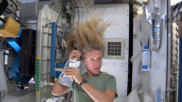 Астронавт Карен Найберг во время мытья головы на борту МКС  - Sputnik Абхазия