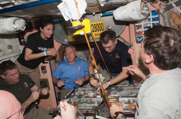 Во время еды на борту МКС  - Sputnik Абхазия
