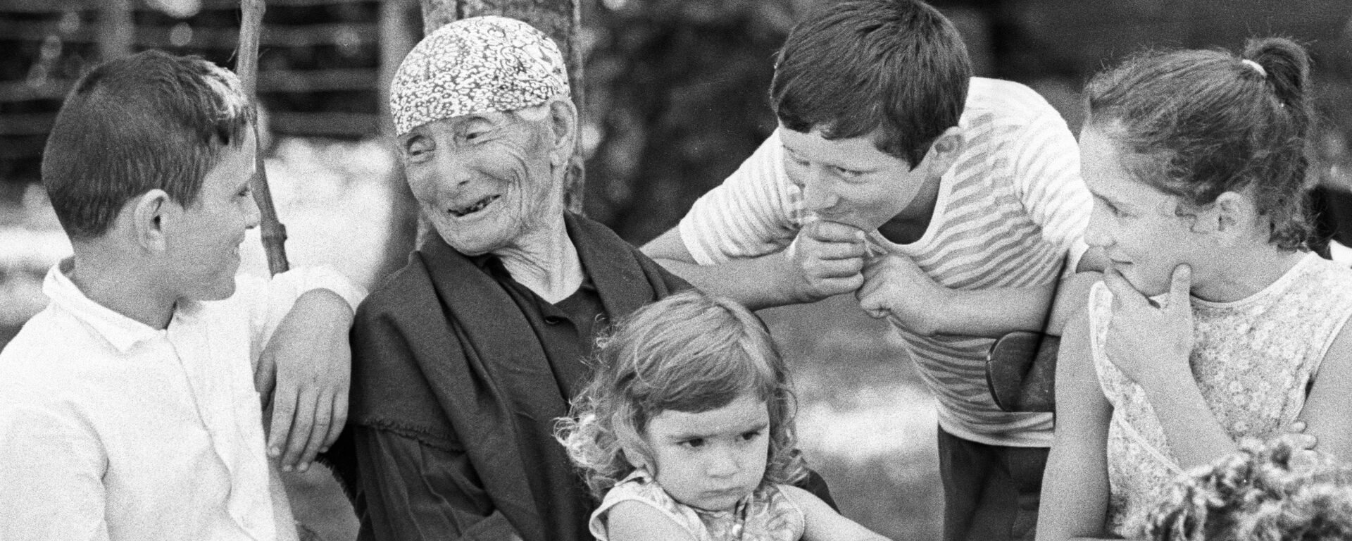Женщина-долгожитель Хфаф Лазурия (137 лет) из села Кутол в окружении правнуков - Sputnik Абхазия, 1920, 20.11.2021