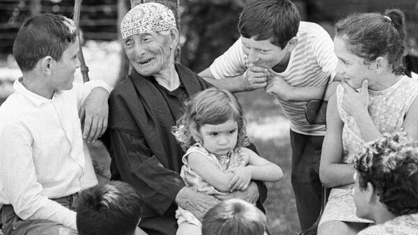 Женщина-долгожитель Хфаф Лазурия (137 лет) из села Кутол в окружении правнуков - Sputnik Абхазия