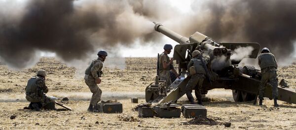 Украинские военнослужащие стреляют из гаубицей во время военных учений  Украинские военнослужащие стреляют из гаубицей во время военных учений  - Sputnik Абхазия