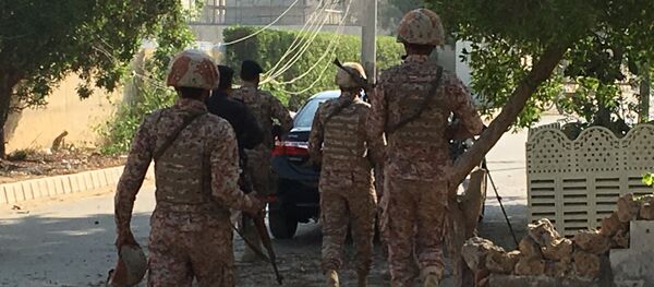 Полиция Пакистана во время атаки на китайское посольство в городе Карачи Полиция Пакистана во время атаки на китайское посольство в городе Карачи - Sputnik Аҧсны