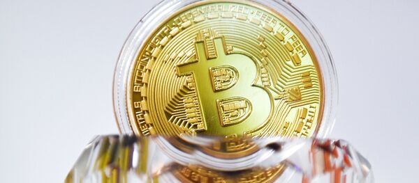 Сувенирная монета криптовалюты биткойн в MaRSe Bitcoin Center в Москве. Сувенирная монета криптовалюты биткойн в MaRSe Bitcoin Center в Москве. - Sputnik Абхазия