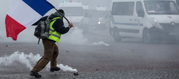 Акция протестов автомобилистов желтые жилеты в Париже  - Sputnik Абхазия