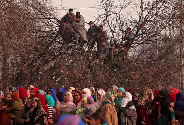 Люди на похоронах Явара Ахмада в деревне Батнур, Индия  - Sputnik Абхазия