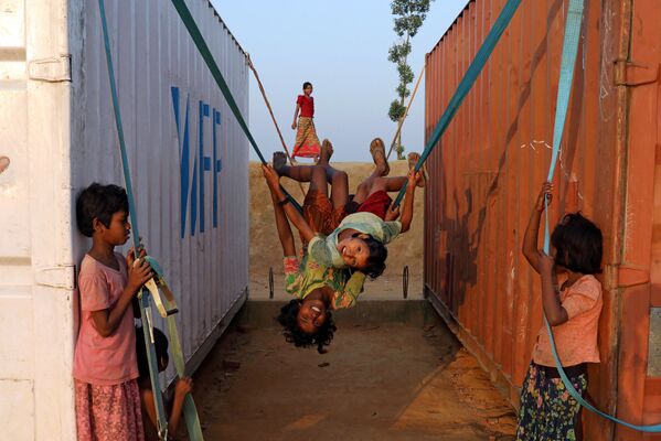 Дети играют в лагере для беженцев в городе Кокс-Базар, Бангладеш - Sputnik Абхазия