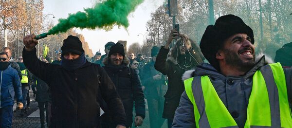 Акции протеста Желтые жилеты против роста цен на бензин во Франции Акции протеста Желтые жилеты против роста цен на бензин во Франции - Sputnik Аҧсны