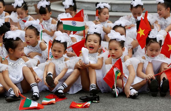 Вьетнамские дети приветствуют прибывшего с визитом во Ханой президента Индии Рама Натха Ковинда - Sputnik Абхазия