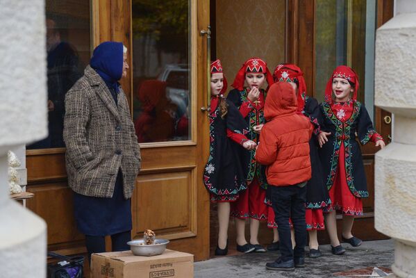 Девочки в национальных костюмах у входа в оперный театр в Кутаиси, Грузия - Sputnik Абхазия