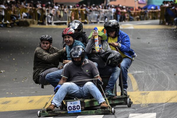 Соревнования по гонкам на самодельных автомобилях в колумбийском городе Медельин - Sputnik Абхазия