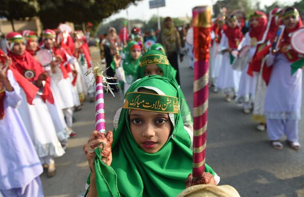 Пакистанские подростки на праздновании дня рождения пророка Мухаммада в Карачи - Sputnik Абхазия
