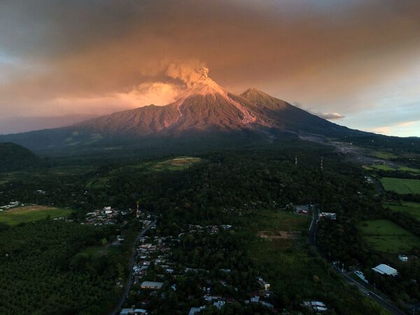 Извергающийся пепел вулкана Фуэго, Гватемала  - Sputnik Абхазия