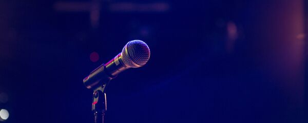 Микрофон на сцене  - Sputnik Абхазия