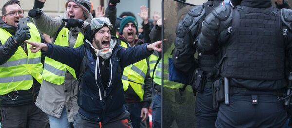Акция протестов автомобилистов желтые жилеты в Париже  - Sputnik Абхазия
