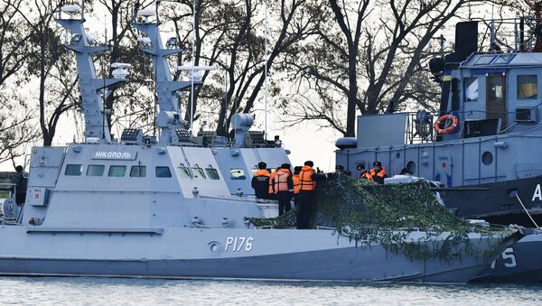 Задержанные украинские корабли доставлены в порт Керчи - Sputnik Абхазия