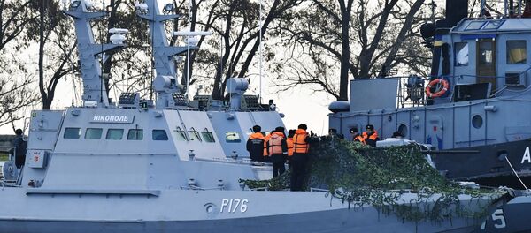 Задержанные украинские корабли доставлены в порт Керчи Задержанные украинские корабли доставлены в порт Керчи - Sputnik Абхазия