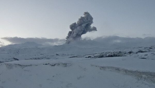  Северокурильский вулкан Эбеко во время выброса пепла. Архивное фото - Sputnik Абхазия