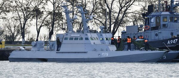 Задержанные украинские корабли доставлены в порт Керчи - Sputnik Абхазия