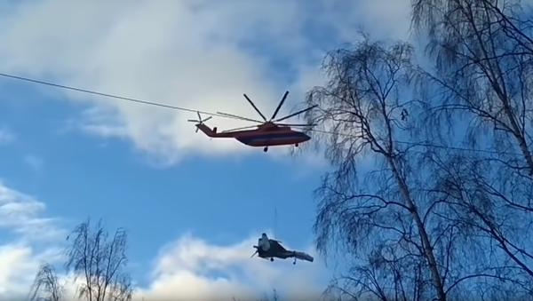 Переброска Су-27 с помощью вертолета попала на видео - Sputnik Абхазия