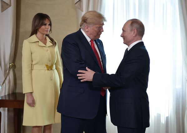 Президент РФ Владимир Путин, президент США Дональд Трамп и его супруга Меланья во время встречи в президентском дворце в Хельсинки - Sputnik Абхазия
