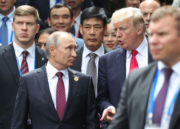 Президент России Владимир Путин и президент США Дональд Трамп на саммите АТЭС во Вьетнаме - Sputnik Абхазия