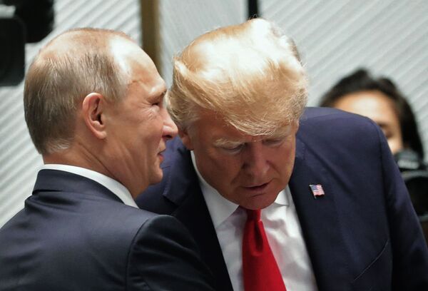 Президент РФ Владимир Путин и президент США Дональд Трамп перед рабочим заседанием лидеров экономик форума АТЭС - Sputnik Абхазия