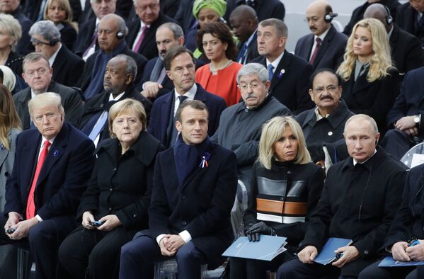 Президент РФ Владимир Путин на мемориальной церемонии у Триумфальной арки в Париже по случаю 100-летия окончания Первой мировой войны - Sputnik Абхазия