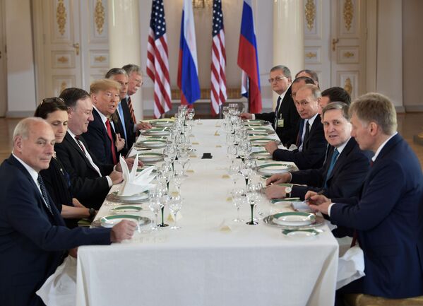 Президент РФ Владимир Путин и президент США Дональд Трамп во время российско-американских переговоров в расширенном составе в президентском дворце в Хельсинки - Sputnik Абхазия