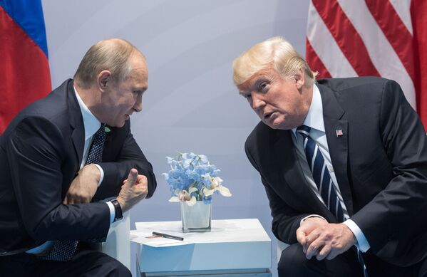 Президент РФ Владимир Путин и президент США Дональд Трамп во время беседы на полях саммита лидеров Группы двадцати G20 в Гамбурге - Sputnik Абхазия