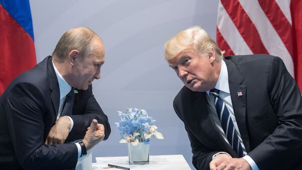 Президент РФ Владимир Путин и президент США Дональд Трамп во время беседы на полях саммита лидеров Группы двадцати G20 в Гамбурге - Sputnik Абхазия
