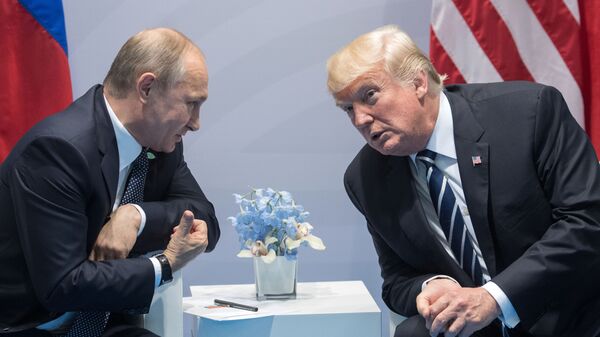 Президент РФ Владимир Путин и президент США Дональд Трамп во время беседы на полях саммита лидеров Группы двадцати G20 в Гамбурге - Sputnik Абхазия