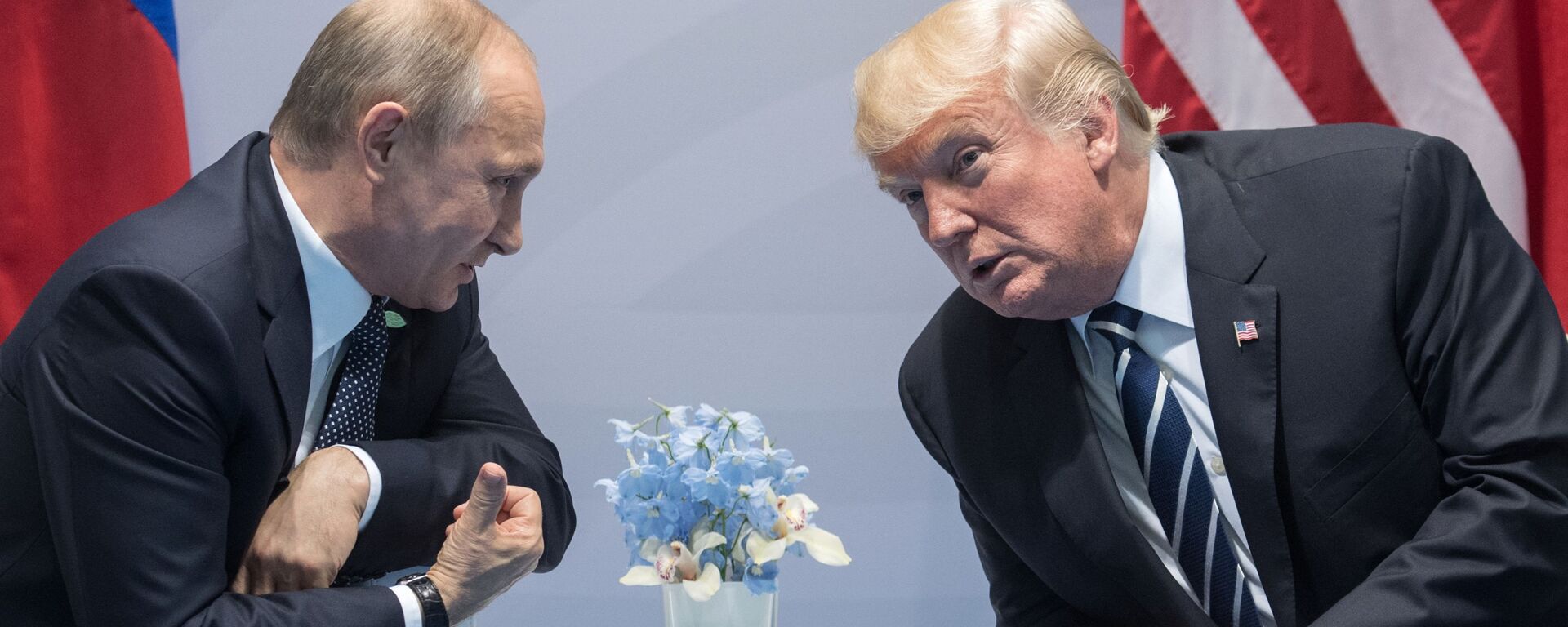 Президент РФ Владимир Путин и президент США Дональд Трамп во время беседы на полях саммита лидеров Группы двадцати G20 в Гамбурге - Sputnik Абхазия, 1920, 09.08.2025
