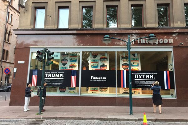 Плакат с обращением к президенту США Дональду Трампу и президенту РФ Владимиру Путину на одном из магазинов в Хельсинки - Sputnik Абхазия