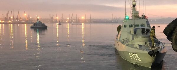 Задержанные украинские корабли доставлены в порт Керчи Задержанные украинские корабли доставлены в порт Керчи - Sputnik Абхазия