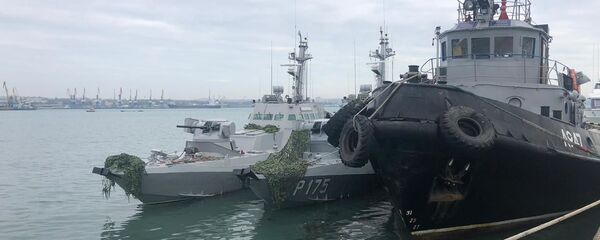 Задержанные украинские корабли доставлены в порт Керчи - Sputnik Абхазия