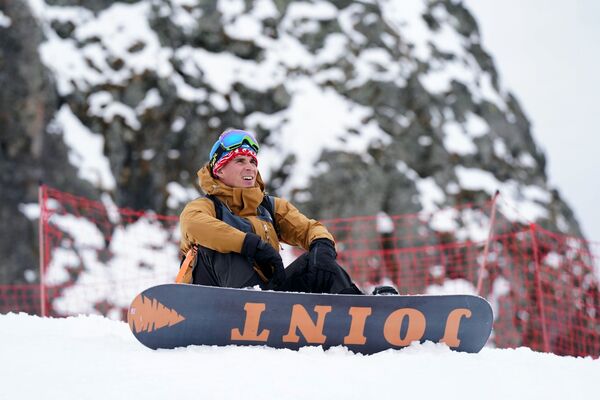 Отдыхающие катаются на горнолыжном склоне во время открытия сезона на горном курорте Горки Город на территории Красной Поляны Большого Сочи - Sputnik Абхазия